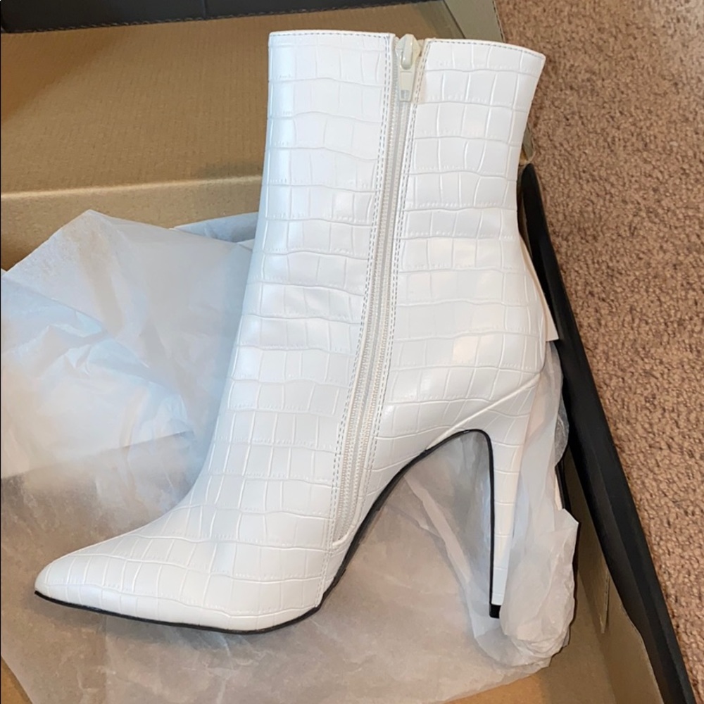 White Stylish Booties ⚪️